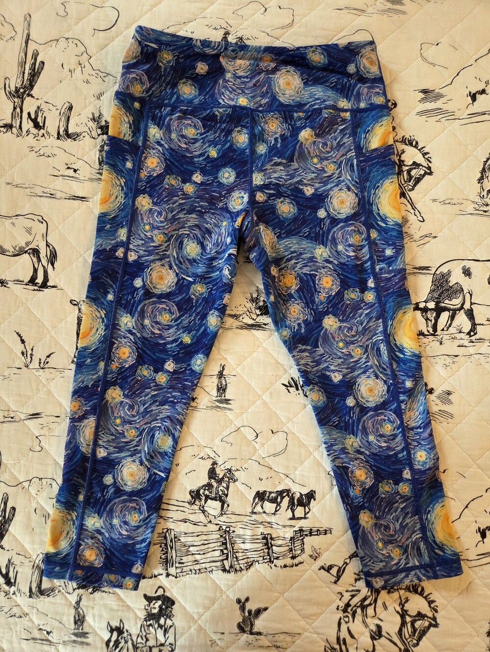 CVG Womens Starry Night Print Capris Medium